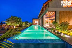 StayVista at Aaranya Villa with Pool, Luxury Amenities Lawn near Hyderabad