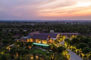 StayVista at Aaranya Villa with Pool, Luxury Amenities Lawn near Hyderabad