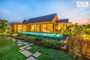 StayVista at Aaranya Villa with Pool, Luxury Amenities Lawn near Hyderabad