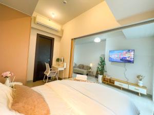 Elegant BGC Condo Across Mitsukoshi Mall #upt27p