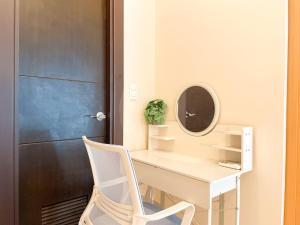 Elegant BGC Condo Across Mitsukoshi Mall #upt27p