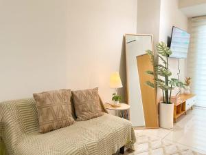 Elegant BGC Condo Across Mitsukoshi Mall #upt27p