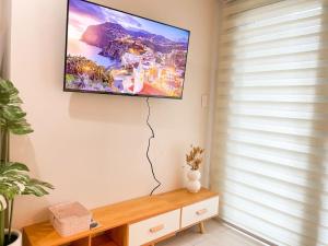 Elegant BGC Condo Across Mitsukoshi Mall #upt27p