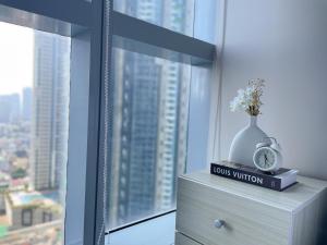 Chic BGC Condo Near Uptown Parade #upt124r