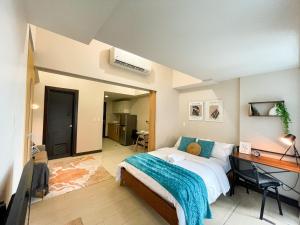 BGC Condo Facing Mitsukoshi Mall #upt122g