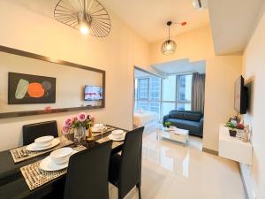 Luxury BGC Condo Across Mitsukoshi #upt112b