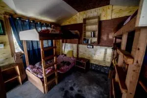 Manali Calling Cafe, wooden huts and hostel - Bashist
