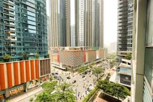 Chic BGC Condo Across Uptown Mall #ournw9b