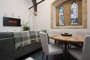 Rare Historic Church Stylish & Bright Sleeps 4 - Litherland