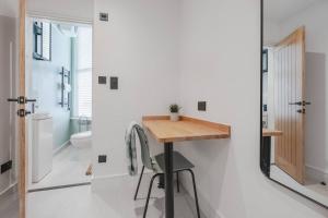 Shared Kitchen Great4ShortStays Free Parking