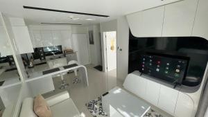 Stylish Apartment - Ultra-Fast Fiber Internet, Pool, Sauna, Gym, Smart TV, Guest friendly