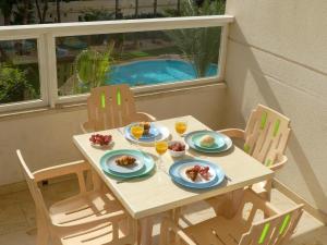 1 bedroom apartment with airconditioning and bath - max 4 guests