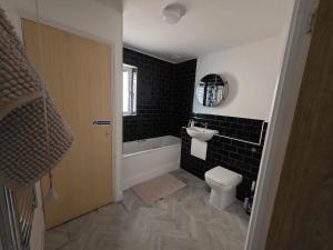 2-Bed 2 bath flat, Close to tube, Free Parking