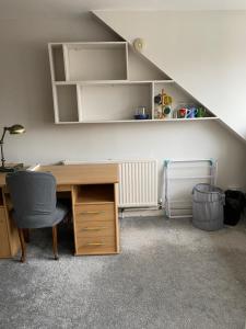 En-suite studio in family house with dog-White City, Westfield
