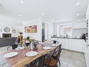 Maisons de vacances Maison de campagne avec grand jardin pour 8 : photos des chambres