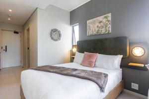 The Rose207: Modern Corner Studio with Views