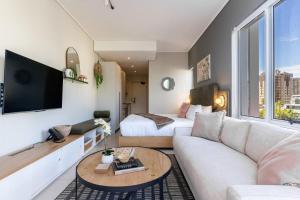 The Rose207: Modern Corner Studio with Views