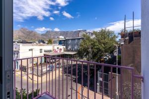 The Rose207: Modern Corner Studio with Views