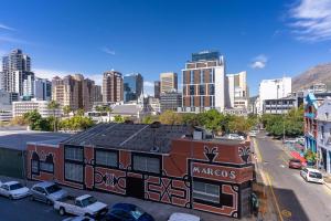 The Rose207: Modern Corner Studio with Views