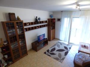 BOK - Central modern 2BR Apt w balcony, FREE INDOOR PARKING!