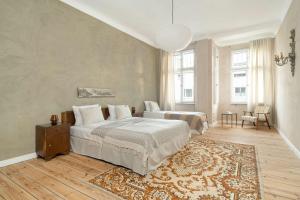 Spacious and Bright Apartment with Balcony near MTP by Noclegi Renters