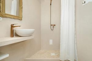 Spacious and Bright Apartment with Balcony near MTP by Noclegi Renters