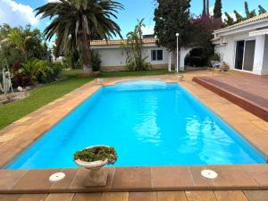 Villa Casa Lilo, en jardin grande,con una gran piscina, con pérgola y barbacoa
