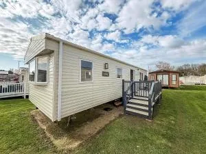 Stunning 6 Berth Caravan With Decking At Broadland Sands Ref 20028Bs - Blundeston