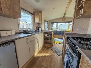 Stunning 6 Berth Caravan With Decking At Broadland Sands Ref 20028Bs