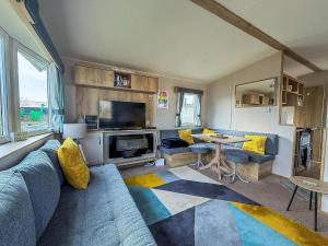 Stunning 6 Berth Caravan With Decking At Broadland Sands Ref 20028Bs