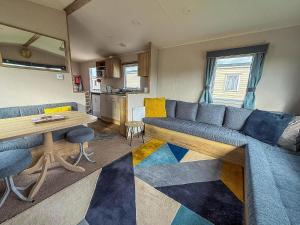 Stunning 6 Berth Caravan With Decking At Broadland Sands Ref 20028Bs