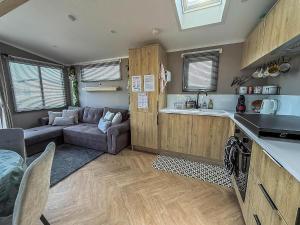 Gorgeous Caravan With Decking & Wifi In Suffolk Ref 20141Bs