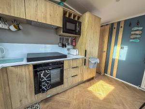 Gorgeous Caravan With Decking & Wifi In Suffolk Ref 20141Bs