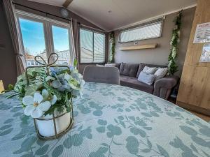 Gorgeous Caravan With Decking & Wifi In Suffolk Ref 20141Bs