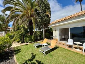 Villa Casa Lilo, en jardin grande,con una gran piscina, con pérgola y barbacoa