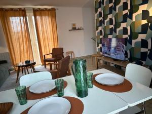 Maisons de vacances Maison Seventies climatisee, parking prive : photos des chambres