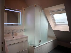 Maisons de vacances Maison Seventies climatisee, parking prive : photos des chambres