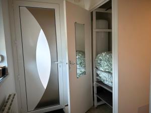 Maisons de vacances Maison Seventies climatisee, parking prive : photos des chambres