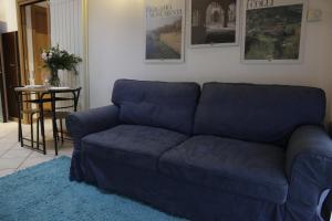 Midnight blues for 3 people near the airport