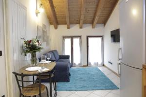 Midnight blues for 3 people near the airport