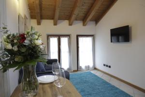 Midnight blues for 3 people near the airport