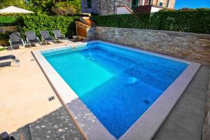 Aquarius Apartments - Beachside with Heated Pool