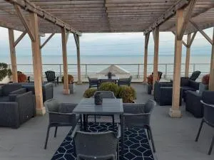 Rooftop Patio ! Private Beach & Comfy Living Room - 多佛港