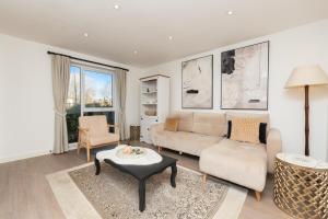 Pure Ashton by Artsy