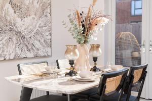 Pure Ashton by Artsy