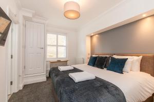 Stunning Seafront Apt-Just Steps to Viking Bay