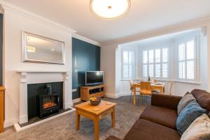 Stunning Seafront Apt-Just Steps to Viking Bay