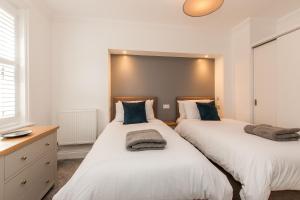 Stunning Seafront Apt-Just Steps to Viking Bay