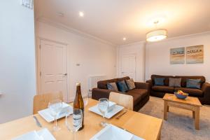 Stunning Seafront Apt-Just Steps to Viking Bay