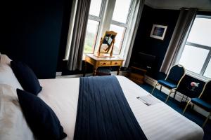 Superior Double Room with Sea View room in Channel View Hotel